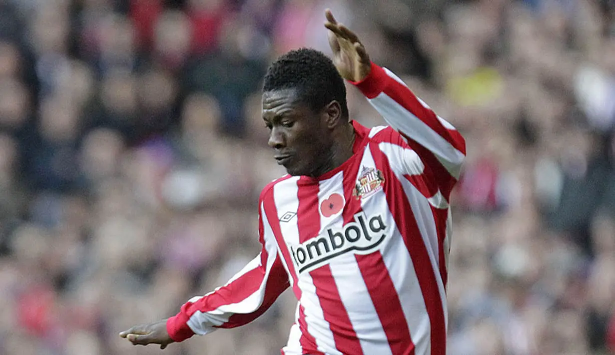 6. Asamoah Gyan, dirinya mampu menjadi bintang timnas Ghana dengan membawa negara Afrika itu melaju ke perempat final Piala Dunia 2010. Hal ini membuat Sunderland memboyongnya dari Stade Rennais, namun sayang dirinya meredup. (AFP/Graham Stuart)