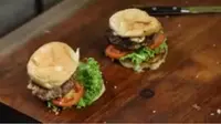 Resep membuat Burger Turbo. (foto: dok.Masak.tv/Henry)