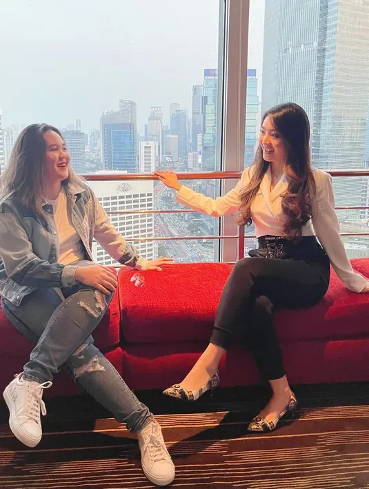 Masih dengan gaya minimalis, Natasha Wilona menunjukkan sosok Like a Boss dengan mengenakan kemeja crossover dan black skinny pants. Tampilan monokrom ini lagi-lagi disentuh dengan heels bermotif yang edgy.(instagram/natashawilona12)