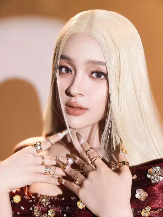 Wajahnya juga tampak berbeda dengan douyin makeup bernuansa bernuansa peach dan cokelat muda [@fdphotography90]