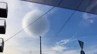 Awan dengan bentuk bulat sempurna itu muncul secara tiba-tiba di langit Jepang. Beberapa orang menganggap itu merupakan pertanda buruk (Poppy/Twitter)