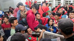 Para suporter berebut masuk ke tribun untuk menonton laga semifinal Piala AFF 2016 antara Indonesia melawan Vietnam di Stadion Pakansari, Jawa Barat, Sabtu (3/12/2016). (Bola.com/Vitalis Yogi Trisna)