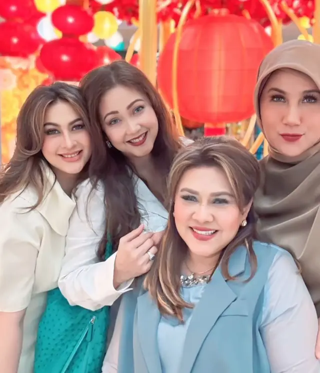 5 Potret reuni ratu sinetron era 90-an, Marini Zumarnis dan Diana Pungky, duo bestie yang menolak tua