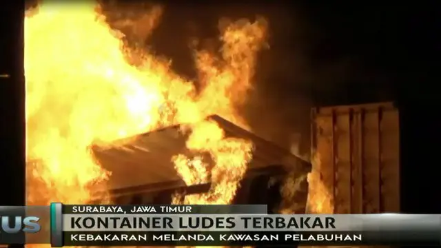 Kobaran api membumbung di atas tumpukan kontainer di depo milik PT SPIL yang berlokasi di Jalan Teluk Bayur, Pelabuhan Tanjung Perak