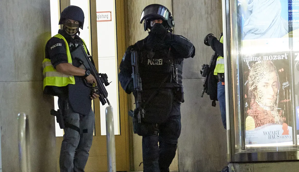 Polisi berjaga di sebuah jalan di Wina, Austria, 2 November 2020. Satu orang tewas dan beberapa lainnya terluka parah dalam sejumlah insiden penembakan yang terjadi pada Senin (2/11) malam waktu setempat di pusat Kota Wina. (Xinhua/Georges Schneider)