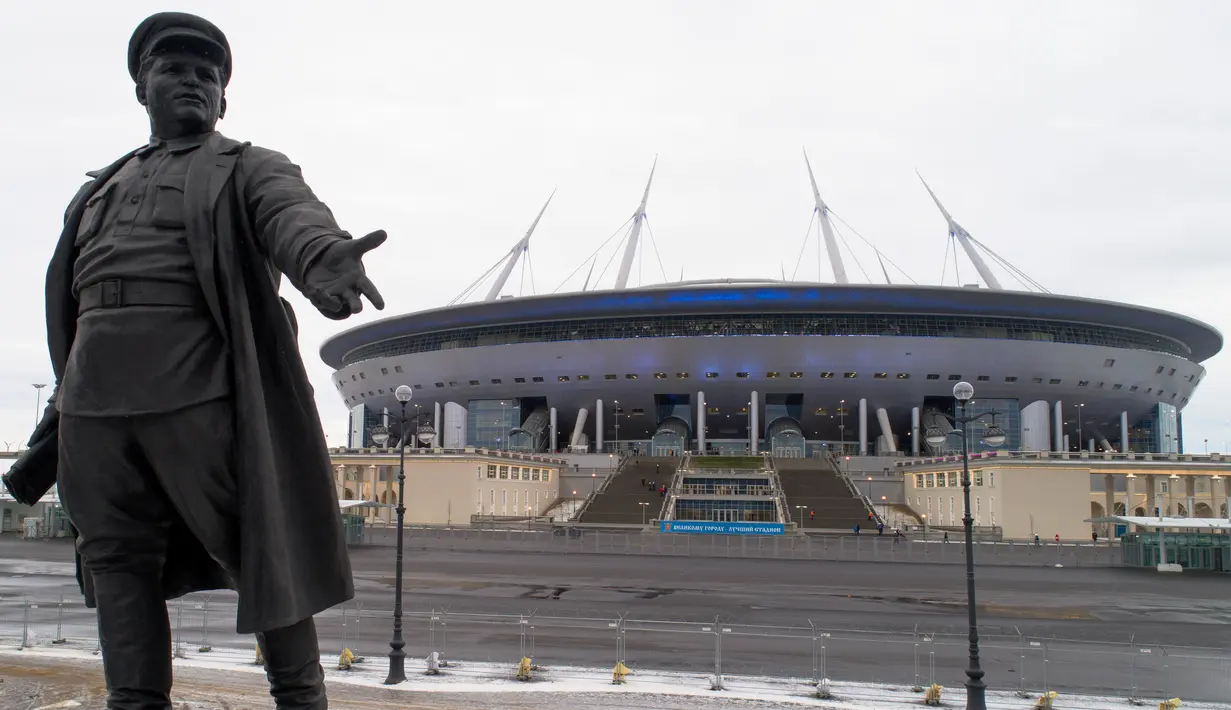 Sebuah patung pemimpin Bolshevik Sergei Kirov berdiri di depan stadion sepak bola, yang sedang dibangun di Krestovsky yang akan menjadi tuan rumah untuk beberapa pertandingan di St.Petersburg, Rusia, (29/12/2016). (AP Photo / Dmitri Lovetsky)
