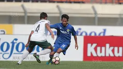 Pemain Persib Bandung U-19, Asep Saepul (kanan) mencoba melewati adangan pemain PS TNI U-19, Yoga Alam pada lanjutan Liga 1 2017 U-19 di Stadion Si Jalak Harupat, Sabtu (05/8/2017). (Bola.com/Nicklas Hanoatubun)