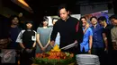 Penyanyi Armand Maulana memotong tumpeng saat merilis single solonya yang berjudul "Hanya Engkau Yang Bisa" di kawasan SCBD, Jakarta, Selasa (5/4). Lagu tersebut diciptakan dan diaransemen oleh personel Maliq 'n D Essential. (Liputan6.com/Herman Zakharia)