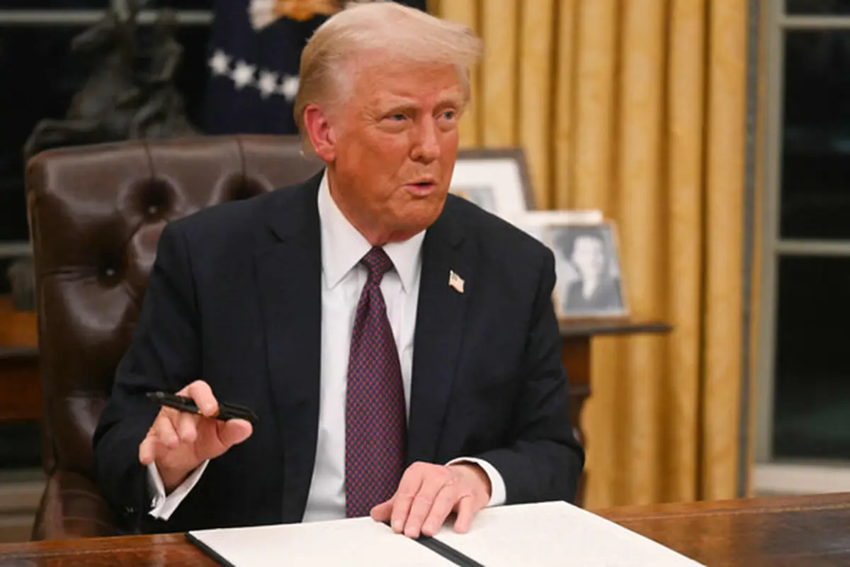 Presiden ke-47 AS Donald Trump menandatangani sejumlah perintah eksekutif setelah dilantik. (AFP)
