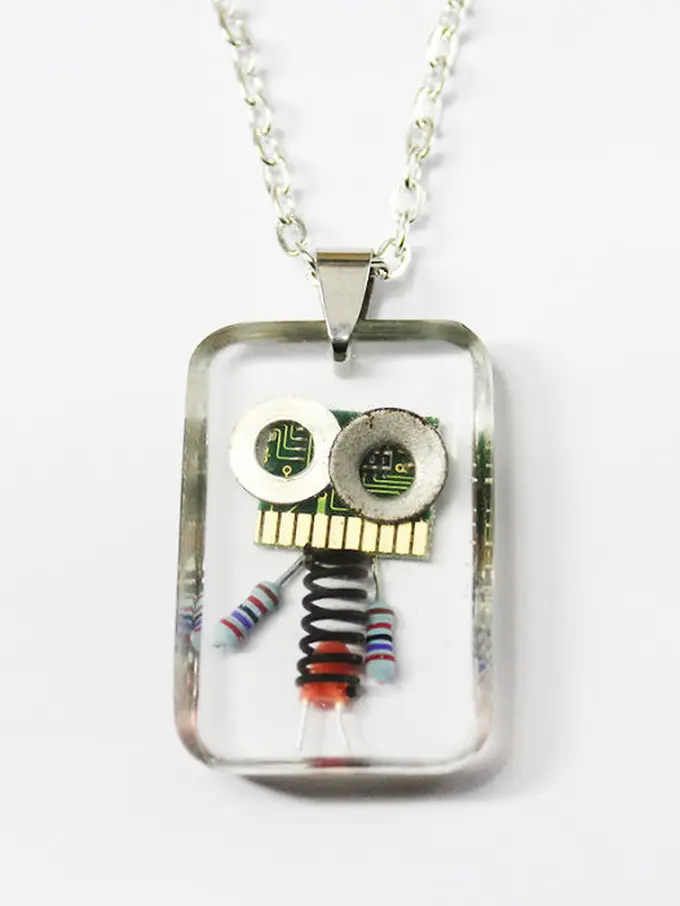 [Bintang] 10 Kalung Robot dari Material Barang-barang Elektronik Bekas 