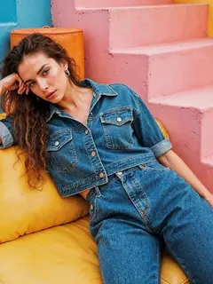 Jangan takut memadukan warna denim yang berbeda. Jaket jeans biru muda dengan celana jeans biru tua bisa menciptakan dimensi yang lebih menarik. (foto/dok: freepik/denamorado)