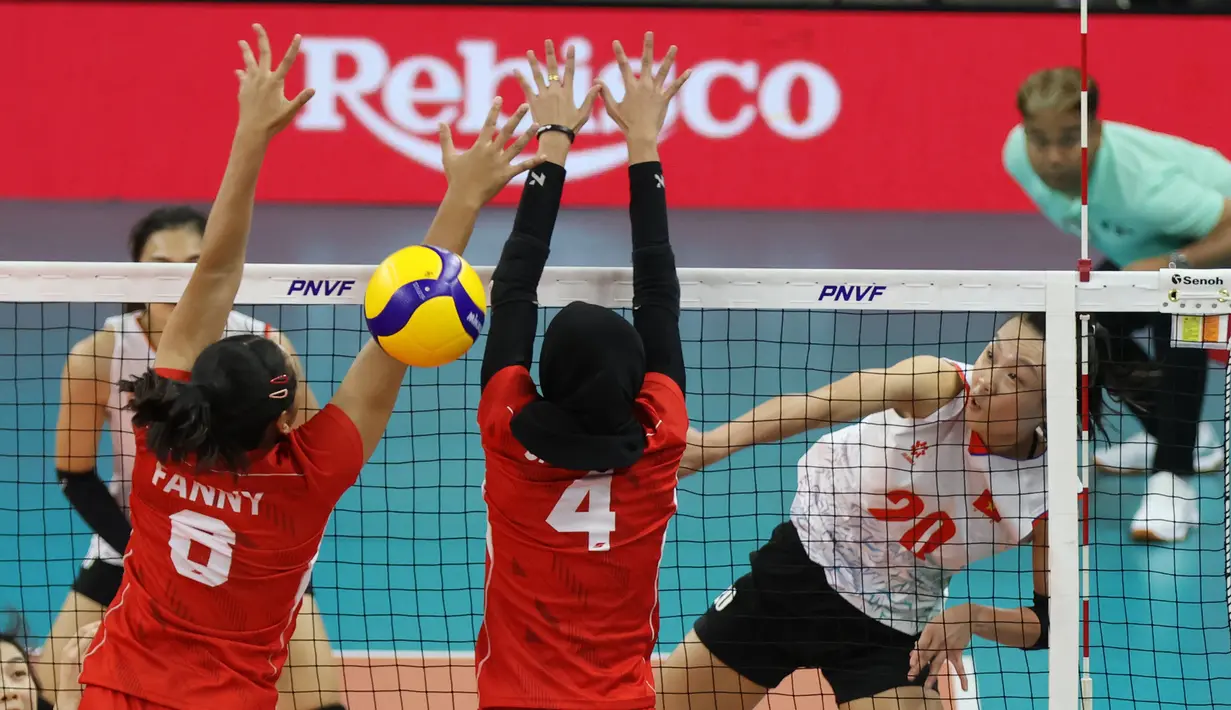 Pemain Timnas voli putri Vietnam, Tran Tu Linh (kanan) melepaskan spike yang berhasil menembus blok dua pemain Indonesia, Bela Sabrina (tengah) dan Geofanny Eka pada laga Grup B AVC Challenge Cup 2024 di Rizal Memorial Coliseum, Manila, Filipina, Minggu (26/5/2024). Vietnam menang 3-1 (25-17, 25-15, 25-27 dan 25-13). (Asian Volleyball Confederation)