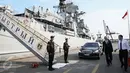Dubes Rusia untuk Indonesia, Mikail Y Galuzin (kedua kanan) hadir menyambut The Destroyer Bystriy atau Kapal perang penghancur Bystriy milik Rusia saat bersandar di Pelabuhan Tanjung Priok, Jakarta, Senin (28/12/2015). (Liputan6.com/Faizal Fanani)