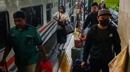 Menurut data PT Kereta Api Indonesia (Persero) Daop 1 Jakarta, pada arus balik H+5 Lebaran atau Selasa (16/4) sebanyak 14.400 penumpang turun di Stasiun Gambir. (Liputan6.com/Angga Yuniar)