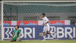 Pemain Persebaya Surabaya, Ricky R. Kambuaya (kanan) merayakan gol kedua timnya saat laga pekan kelima BRI Liga 1 2021/2022 di Stadion Wibawa Mukti, Cikarang, Rabu (29/09/2021). (Bola.com/Bagaskara Lazuardi)