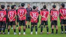 <p>Pelatih baru Persija Jakarta, Carlos Pena berbicara dengan para pemain saat memimpin latihan perdana yang berlangsung di Nirwana Park, Bojongsari, Sawangan, Sabtu (29/06/2024). (Bola.com/Bagaskara Lazuardi)</p>