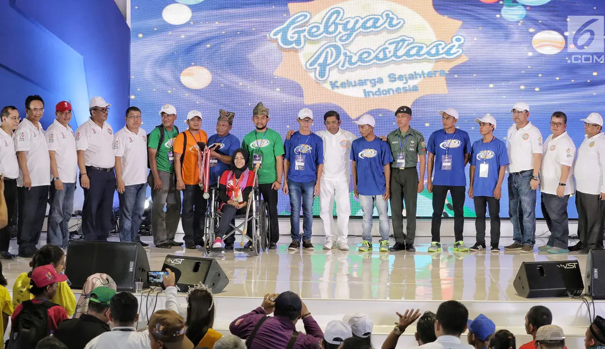 Mensos Idrus Marham foto bersama anak berprestasi saat pembukaan acara Gebyar Prestasi Keluarga Sejahtera Indonesia 2018 di Jakarta, Minggu (12/8). Anak-anak diharapkan bisa mengaktualisasikan prestasi yang diraih. (Liputan6.com/Faizal Fanani)