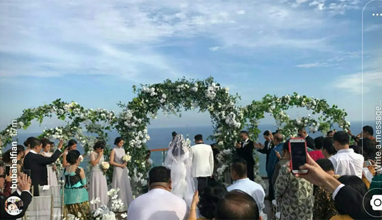 Kebahagiaan begitu terlihat dari rekaman instagram Bubah Alfian, make up artis ternama yang ikut memulas wajah Viviane saat hari bahagianya. Beberapa foto kebahagiaan Sammy dan Vivie dibagikan. (Instagram/@bubahalfian)