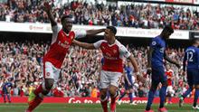 Striker Arsenal, Danny Welbeck (kiri) saat merayakan golnya ke gawang Manchester United dalam laga lanjutan Premier League, di Stadion Emirates, Minggu (7/5/2017). (AFP/Ian Kington). 