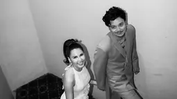 Ini adalah potret Yunita Siregar dan Derby Romero di momen gala premiere Home Sweet Loan. Filmnya disambut antusias, Yunita dan Derby Romero tak bisa sembunyikan wajah bahagianya. Dalam acara gala premiere ini, Yunita Siregar tampil cantik dengan gaun warna putih dengan tatanan rambut kuncir kuda, sementara Derby Romero gagah dengan setelan jas warna biru muda. (Liputan6.com/IG/@yunitasiregar)