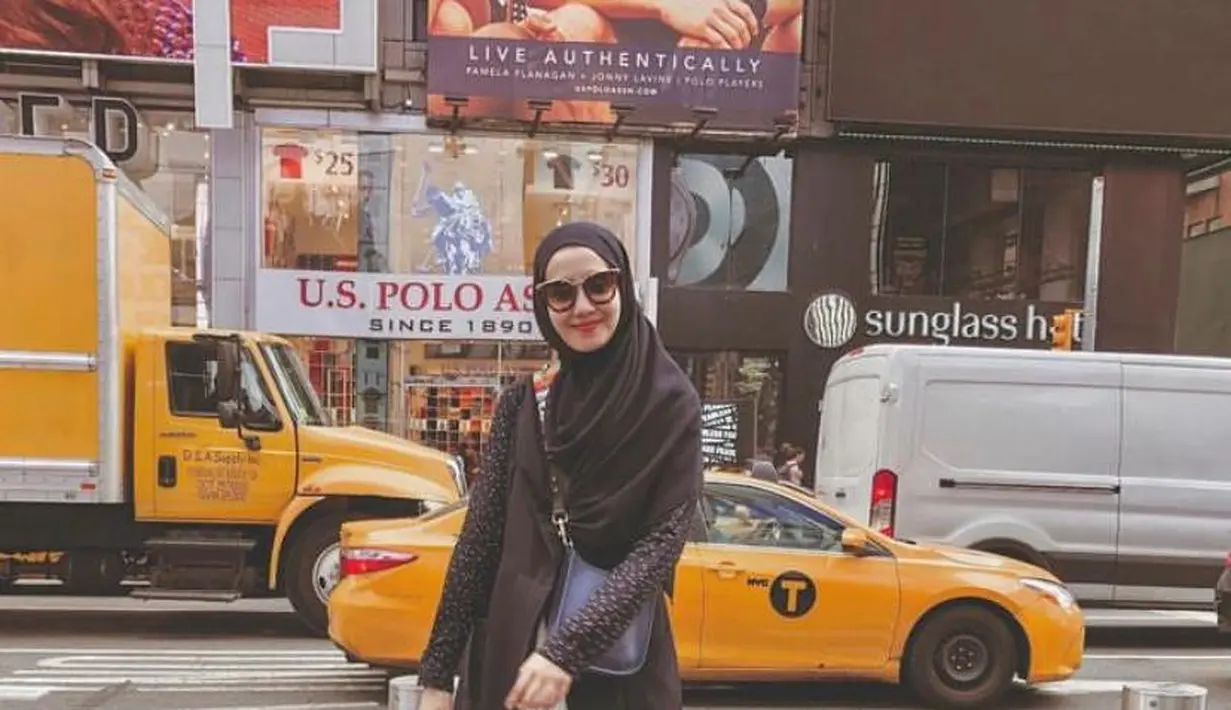 Tampil lebih stylish, padukan rok plisket putih dengan vest hitam. @zaskiasungkar15.