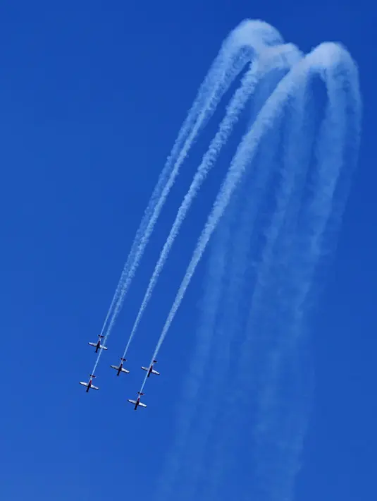 Pembukaan Bali International Airshow 2024 juga menampilkan pertunjukkan udara dari Jupiter Aerobatic Team yang menunggangi KT-1 Wong Bee. (SONNY TUMBELAKA/AFP)