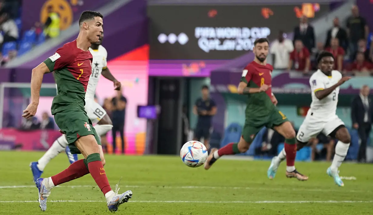Penyerang Portugal Cristiano Ronaldo  mengontrol bola saat melawan Ghana pada duel grup H Piala Dunia 2022 di stadion 974, Kamis (24/11/2022). Rekor ini mungkin bisa menjadi penghibur bagi Ronaldo usai melewati sepekan yang kontroversial dengan pengakuannya soal Manchester United. (AP Photo/Ariel Schalit)