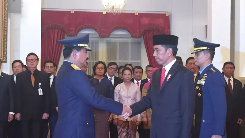 Presiden Jokowi melantik Hadi Tjahjanto sebagai Panglima TNI di Istana Negara