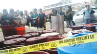 Polisi membongkar industri miras oplosan di Bogor (Liputan6.com/Bima Firmansyah)