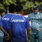 Pelatih Persib Bandung, Robert Alberts, memberikan arahan kepada pemainnya saat latihan di Stadion PTIK, Jakarta, Selasa (22/10). Hadapi Bhayangkara, Persib jajal lapangan PTIK. (Bola.com/Yoppy Renato)