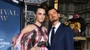 <p>Aktris dan model asal Inggris Cara Delevingne foto bersama degnan Orlando Bloom saat menghadiri pemutaran perdana film Amazon Original Series "Carnival Row" Los Angeles di teater Cina TCL di Hollywood (21/8/2019). (AFP Photo/Valerie Macon)</p>