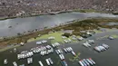 Perahu-perahu menganggur di tepi danau Titicaca akibat kerusuhan politik, di Puno, Peru, Minggu (29/1/2023). Peru berada di tengah gejolak politik sejak mantan Presiden Pedro Castillo dimakzulkan dan ditangkap karena mencoba membubarkan Kongres dan digantikan oleh Wakil Presidennya Dina Boluarte, yang memicu protes keras. (AP Photo/Martin Mejia)