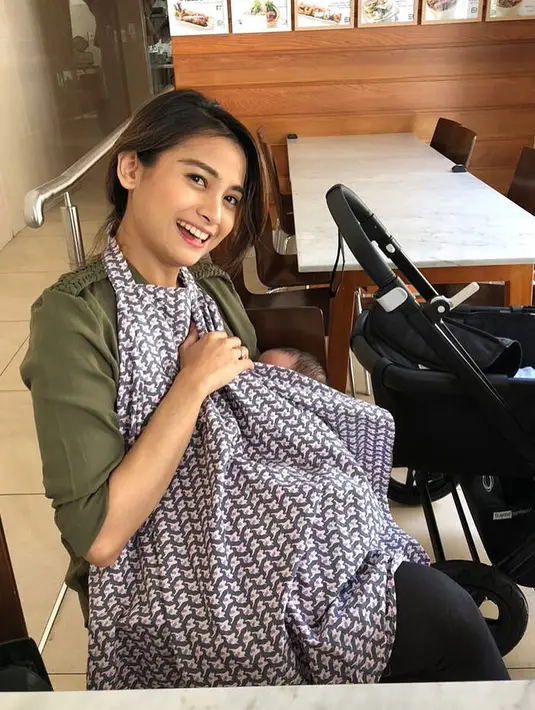 Sibuk dengan aktivitasnya menjadi istri dari Vicky Kharisma dan ibu dari Bridgia Kalina Karisma, Acha Septriasa tetap peduli dengan penampilannya. Lagi menyusui saja, penampilannya tetap memesona seperti ini. (Instagram/septriasaacha)