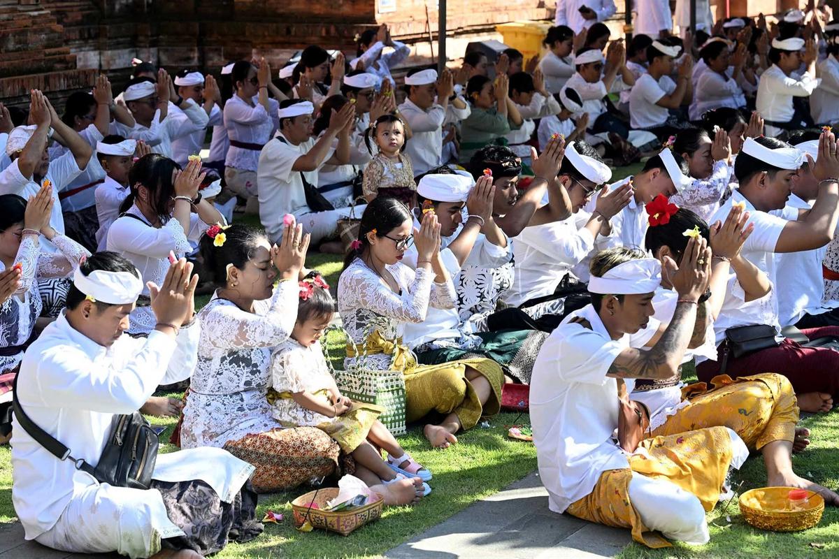 FOTO: Umat Hindu Rayakan Hari Raya Galungan dengan Persembahyangan di Pura