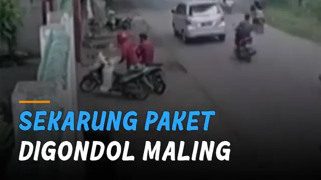 Video CCTV memperlihatkan sekarung paket diatas motor kurir digondol maling. Kejadian itu terjadi di Desa Karanggan, Kecamatan Gunung Putri, Kabupaten Bogor, Jawa Barat.