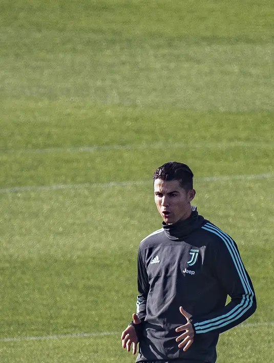 Penyerang Juventus Cristiano Ronaldo melakukan pemanasan saat mengikuti sesi latihan tim di Juventus Training Center di Turin (5/11/2019). Juventus akan bertanding melawan wakil Rusia, Lokomotiv Moscow pada Grup D Liga Champions di RZD Arena. (Marco Bertorello / AFP)