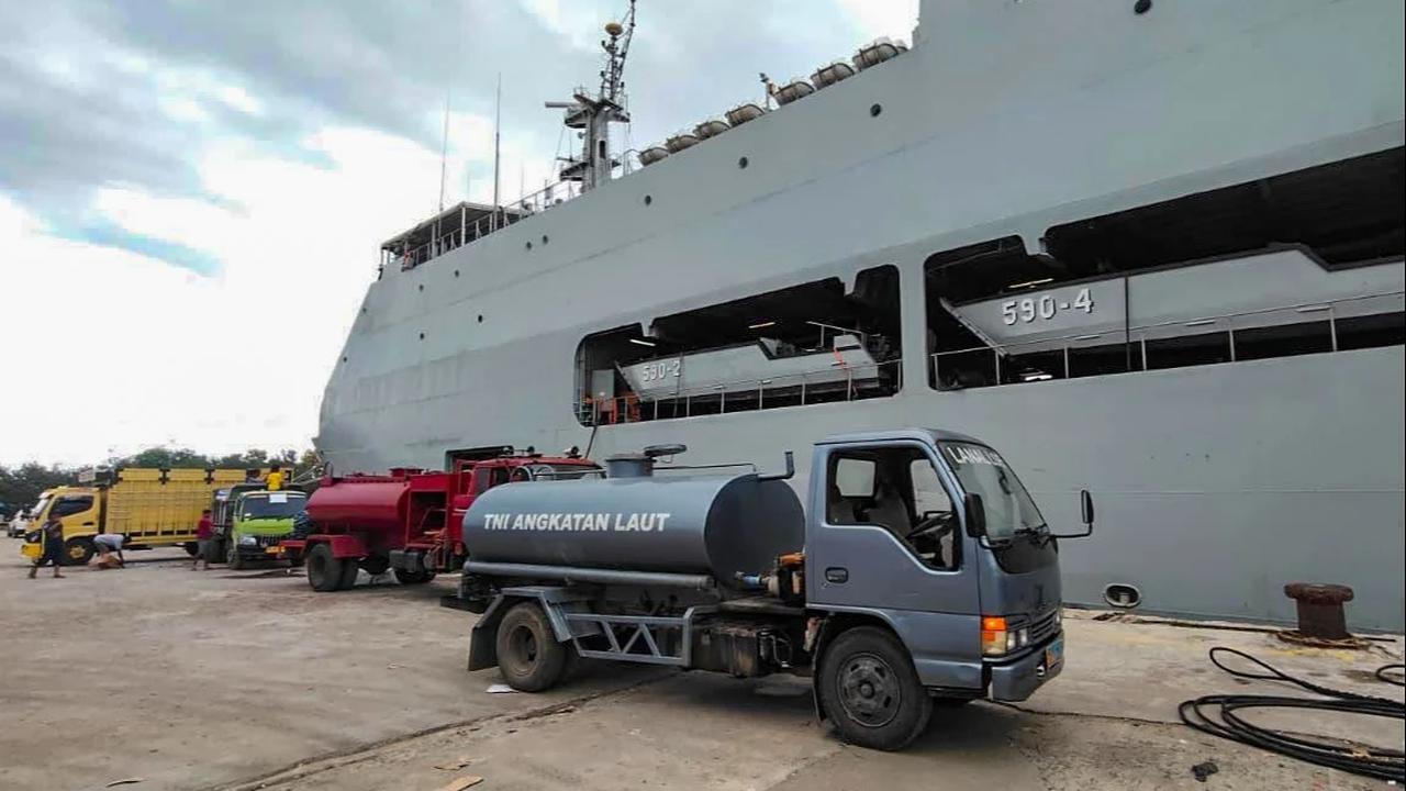 FOTO: KRI Makassar Dikerahkan untuk Bantuan Bencana di Aceh