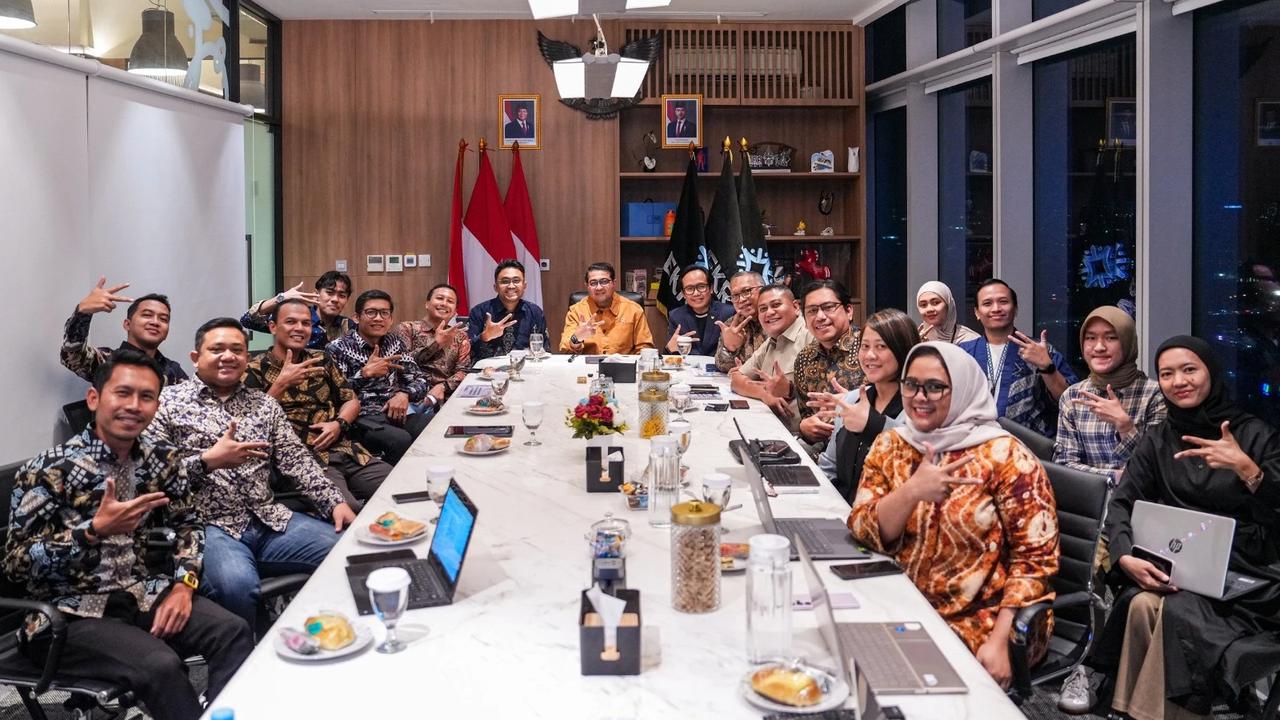 Menteri Ekraf Teuku Riefky Harsya saat bertemu Yayasan Kreativitas Pena Bangsa