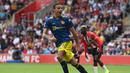 Manchester United akhirnya berhasil menyamakan skor 1-1 melalui Mason Greenwood pada menit ke-55. Sepakan datarnya usai menerima umpan dari Paul Pogba gagal diantisipasi kiper Southampton, Alex McCarthy. (Foto: AFP/Glyn Kirk)