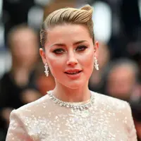 Penampilan Amber Heard di karpet merah Cannes Film Festival 2019. (Alberto PIZZOLI / AFP)