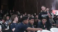 Pemain Timnas Indonesia bereuni dalam konferensi pers Piala Presiden 2025 di SCTV Tower, Jakarta, Jumat (4/7/2025) sore WIB. (Bola.com/Muhammad Iqbal Ichsan)