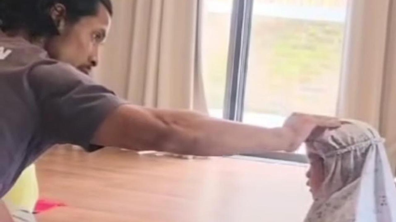 Edward Akbar Unggah Video Usai Salat Bareng Kedua Anaknya: Materi Terus, Banyak Fitnah