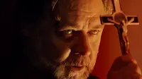Russell Crowe membintangi film horor baru, The Exorcism di bawah arahan sineas Joshua John Miller. Film ini akan tayang di Indonesia mulai Jumat (5/7/2024). (Foto: Dok. Miramax/ Outerbanks Entertainment)