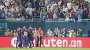 Para pemain Barcelona melakukan selebrasi usai memastikan gelar juara ICC 2017 setelah mengalahkan Real Madrid di Stadion Hard Rock, Miami, AS (29/7/2017). Barcelona menang 3-2 atas Real Madrid. (AP/Marc Serota)