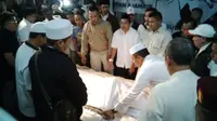 Tiba di kediaman almarhum, mobil jenazah langsung disambut isak tangis keluarganya. Suasana kediaman diselimuti haru.