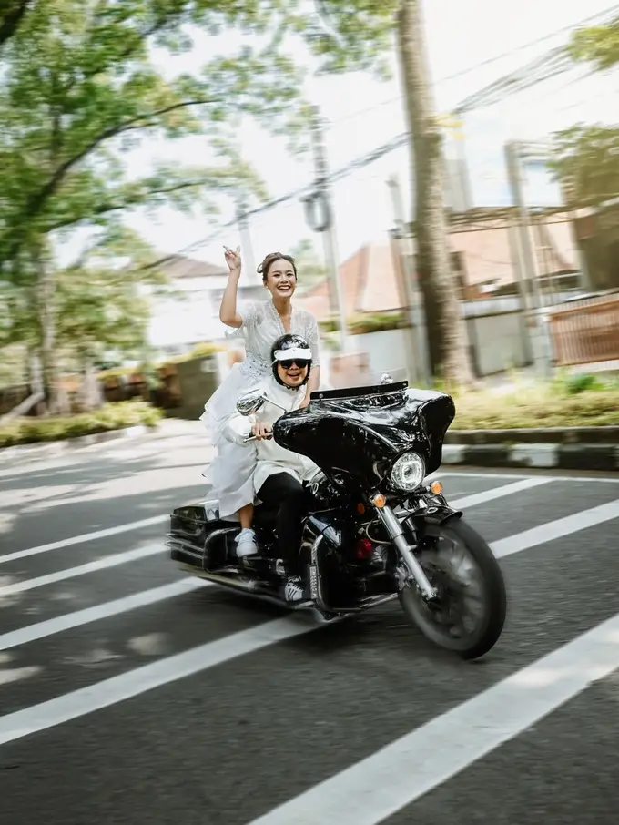 Menikah di KUA dengan Gaya Simpel nan Berkelas, Reza SMASH dan Santi Curi Perhatian Lewat Busana Putih & Aksi Naik Moge