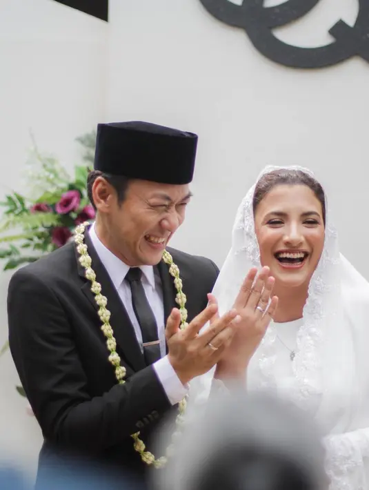 Sementara Qibil mengenakan setelan jas warna hitam, lengkap dengan peci. [Foto: IG/qurrotuayun/qibil].