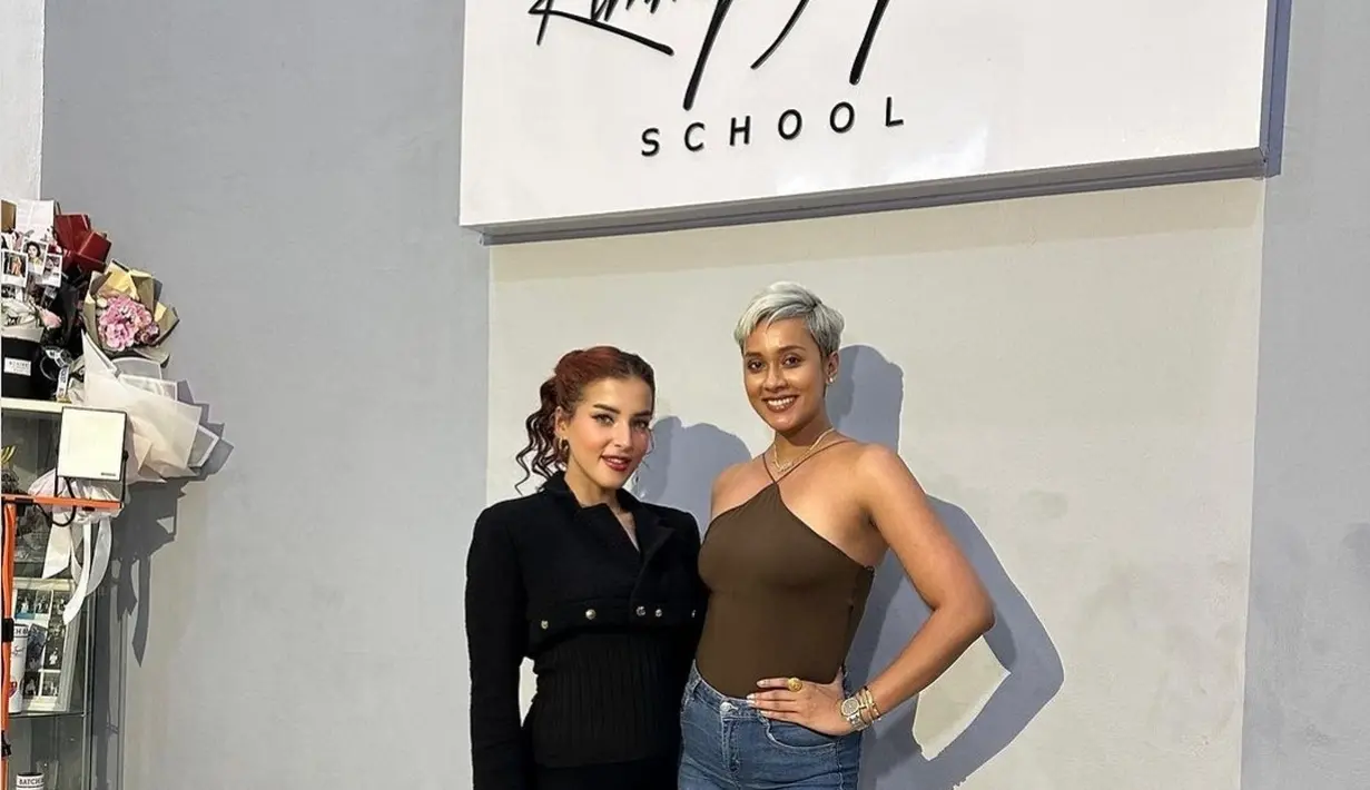 Siapa sangka, Tasya Farasya merasa tak percaya diri dengan gaya berjalannya. Oleh karenanya, saudara Tasyi Athasyia itu sengaja belajar berjalan di tempat model Kimmy Jayanti. Dikenal lama berkecimpung di dunia modelling, Kimmy Jayanti punya sekolah modelling bernama Kimmy Jayanti School. (Liputan6.com/IG/tasyafarasya)