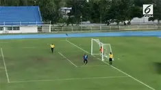 Sebuah kejadian unik tersaji dalam pertandingan semifinal Piala Thailand. Laga antara Bangkong Sports vs Satri Angthong.