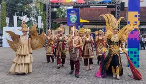 Kreasi kostum daerah meriahkan Pawai Budaya Kreativesia 2025. (Dok Kemenpora)